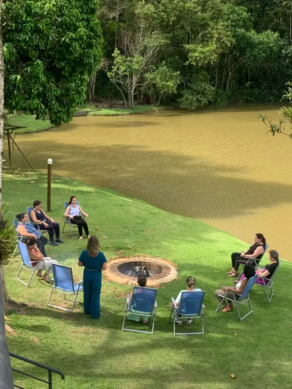 Grupo reunido em círculo durante uma experiência anterior