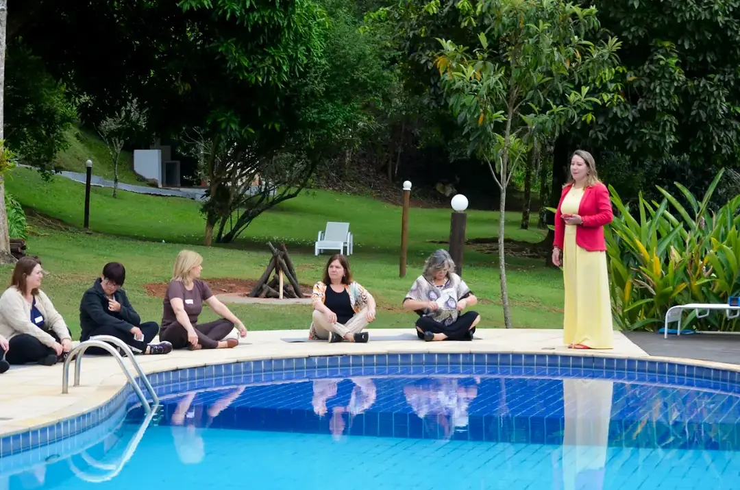 Mulheres reunidas em uma experiência anterior
