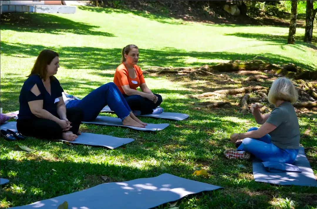Mulheres sentadas no gramado durante uma experiência anterior