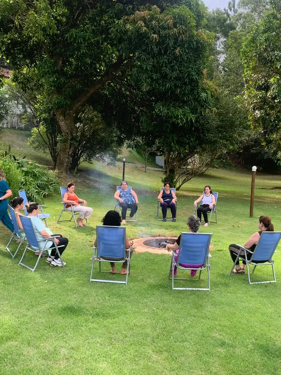 Participantes reunidas ao ar livre