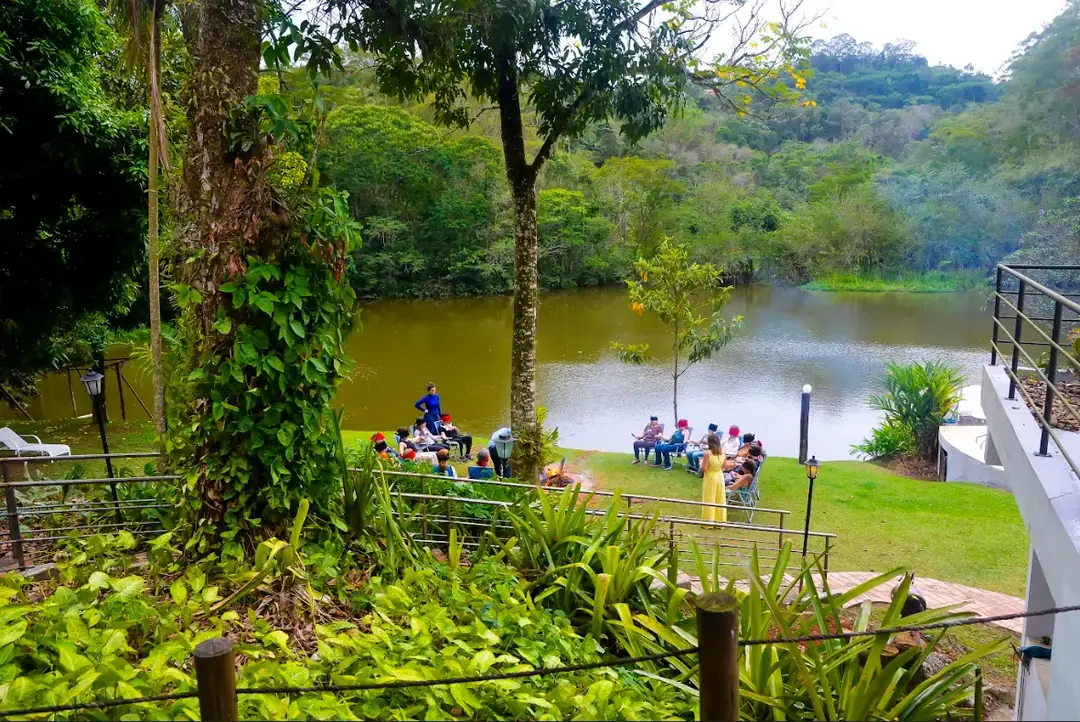 Vista ampla de atividade coletiva próxima ao lago